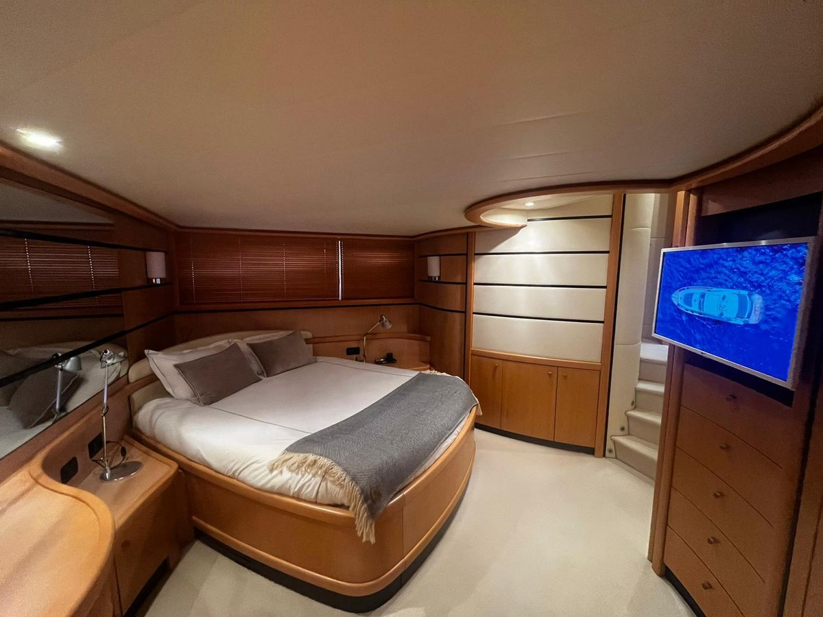 2004 Pershing 77 