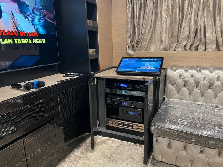  Yacht Photos Pics Entertainment system with karaoke setup on a 2018 Ferretti Yachts 780.