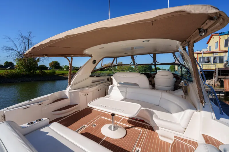  Yacht Photos Pics 2004 Sea Ray Sundancer 460 yacht interior with spacious seating and elegant design.