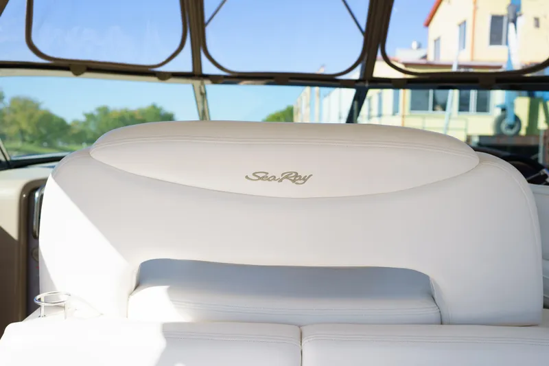  Yacht Photos Pics 2004 Sea Ray Sundancer 460 boat interior with white leather seating.