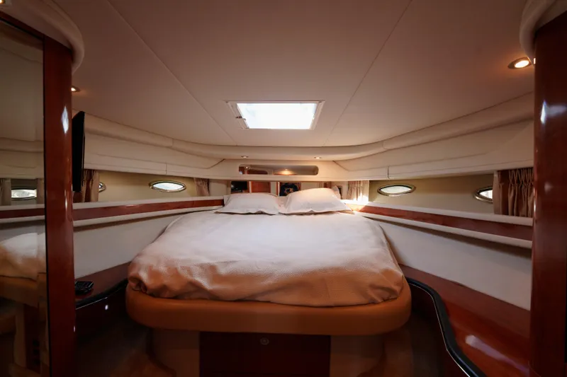  Yacht Photos Pics Luxurious 2004 Sea Ray Sundancer 460 yacht bedroom interior with skylight and elegant design.