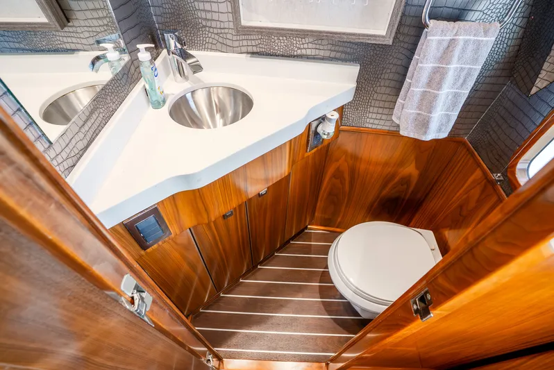 Unbridled Yacht Photos Pics Day Head