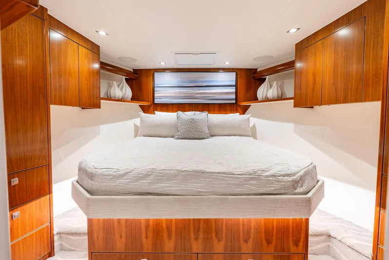 Unbridled Yacht Photos Pics Forward Stateroom