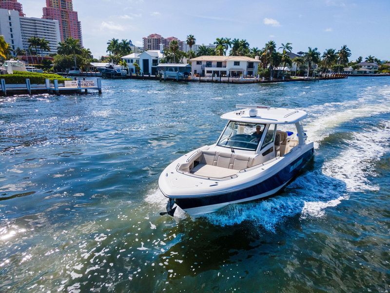 2019 Boston Whaler 350 Realm