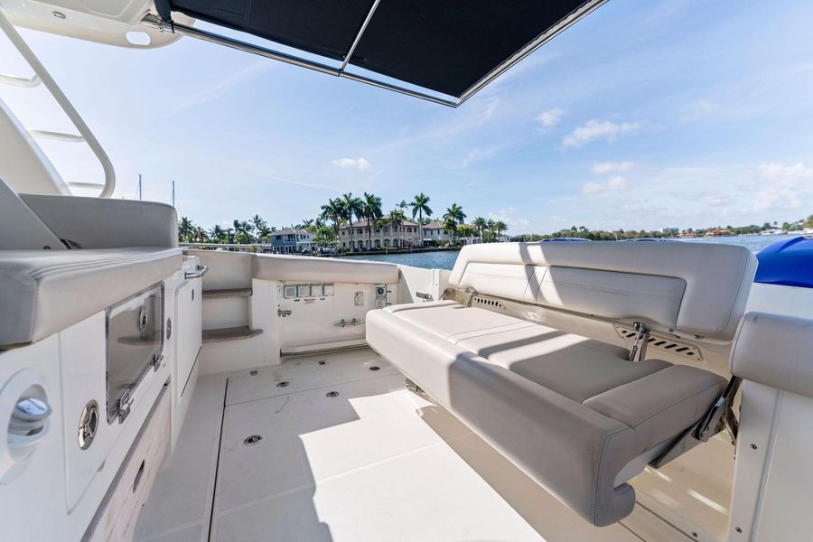 2019 Boston Whaler 350 Realm