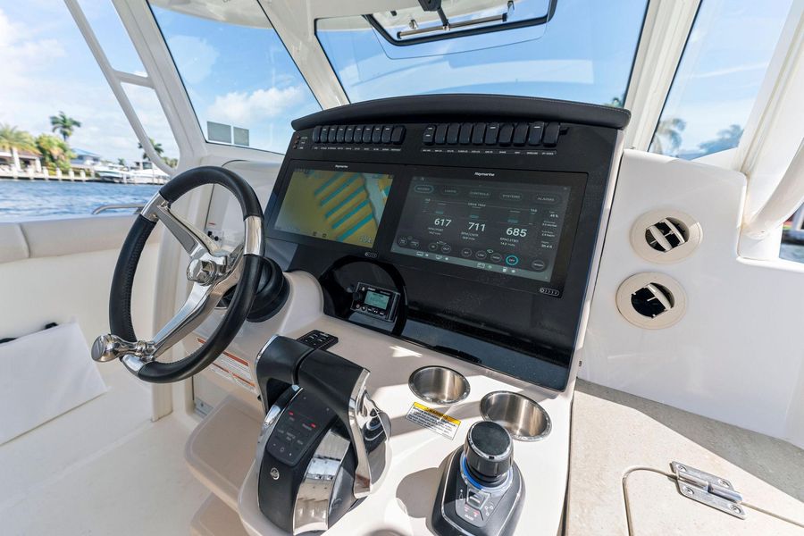 2019 Boston Whaler 350 Realm