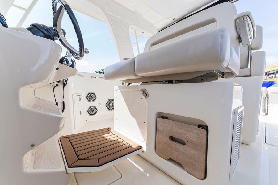 2019 Boston Whaler 350 Realm