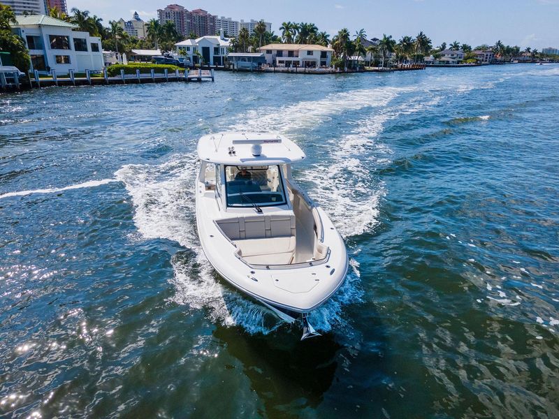 2019 Boston Whaler 350 Realm