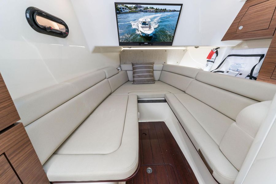 2019 Boston Whaler 350 Realm