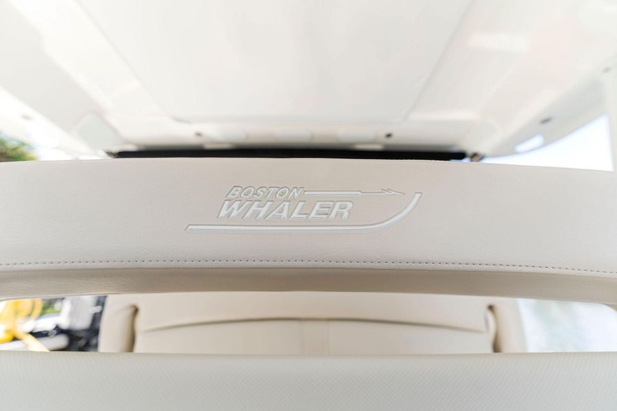 2019 Boston Whaler 350 Realm
