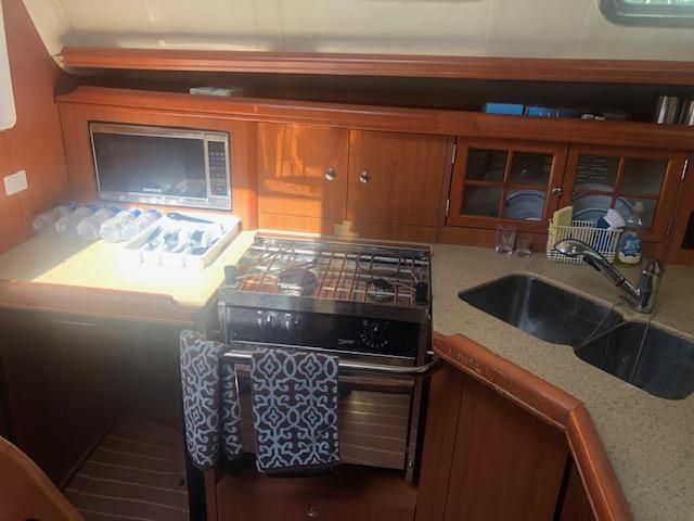 2008 Hunter 41 Deck Salon