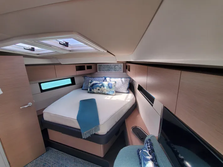 Navigamus Yacht Photos Pics Luxurious cabin interior of 2023 Hanse 460 yacht with modern design and cozy bedding.