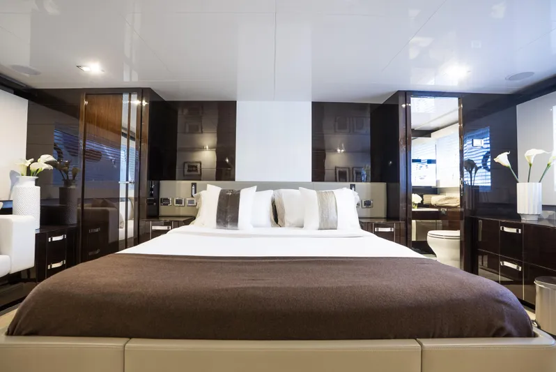 Omnia Yacht Photos Pics Luxurious bedroom interior on a 2018 Pearl 80 yacht, featuring elegant decor and modern amenities.