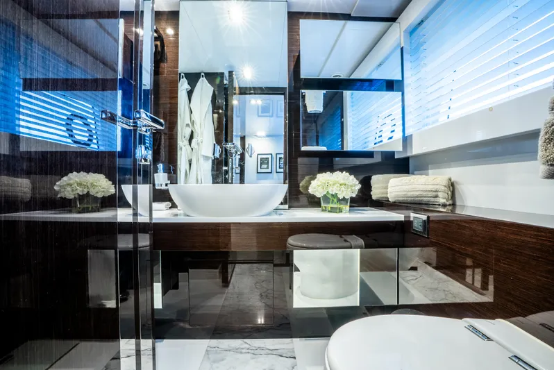 Omnia Yacht Photos Pics Luxurious modern bathroom on Pearl 80 yacht, featuring sleek design and elegant fixtures, 2018 model.