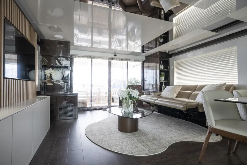 Omnia Yacht Photos Pics Luxurious modern living room in a 2018 Pearl 80 yacht, featuring elegant decor and natural light.