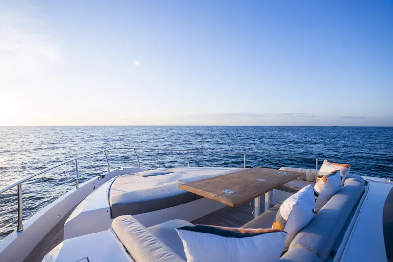 Omnia Yacht Photos Pics Luxurious Pearl 80 yacht deck with ocean view, 2018 model, featuring comfortable seating and table.
