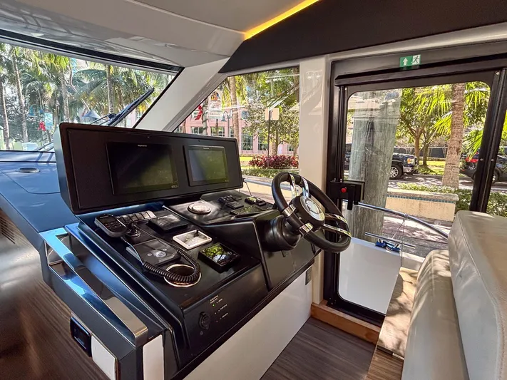 Micky's Dream Yacht Photos Pics Cockpit of 2020 Greenline 45 Fly yacht with modern navigation equipment.