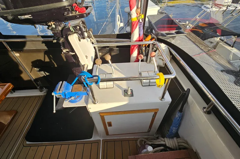 Outbound Yacht Photos Pics Control station on a 1993 Symbol 55 Yachtfisher, featuring levers and equipment.