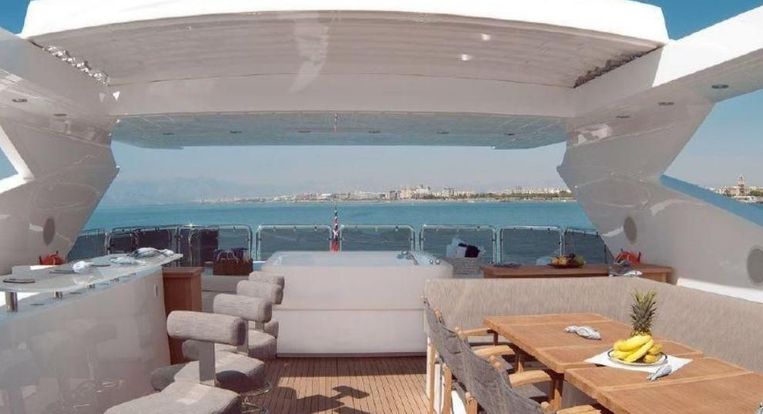2011-113-3-sunseeker-predator-115