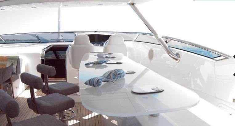 2011-113-3-sunseeker-predator-115