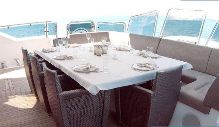 2011-113-3-sunseeker-predator-115