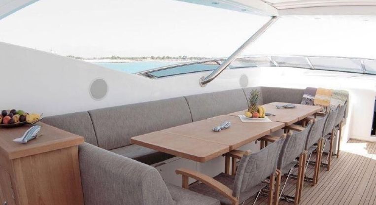2011-113-3-sunseeker-predator-115