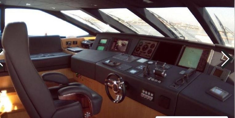2011-113-3-sunseeker-predator-115