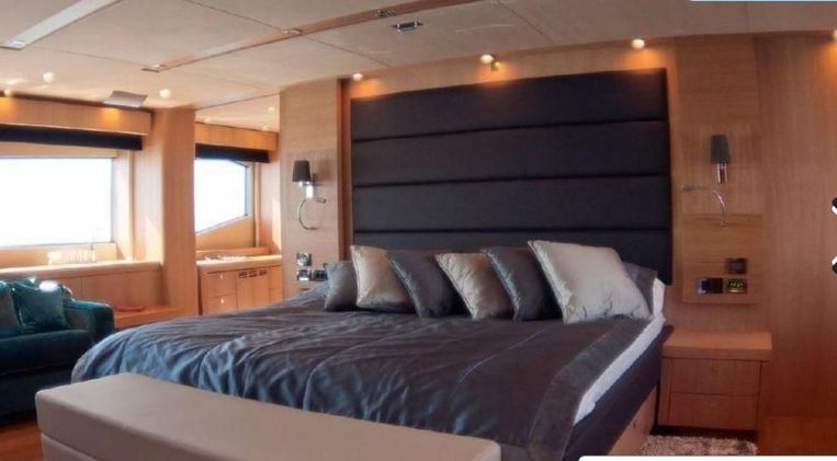 2011-113-3-sunseeker-predator-115
