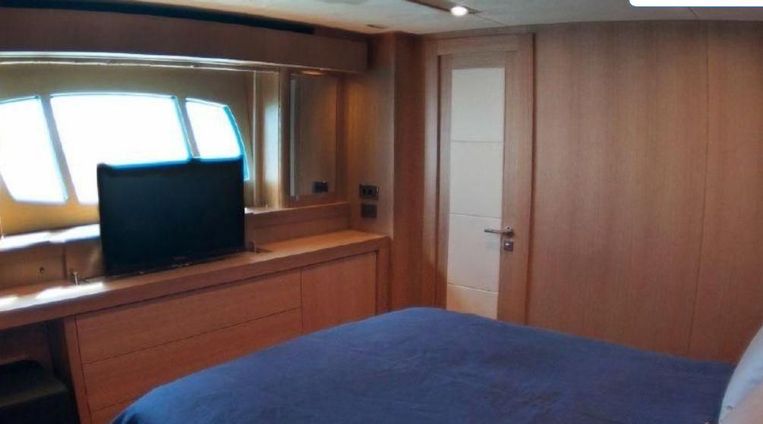 2011-113-3-sunseeker-predator-115