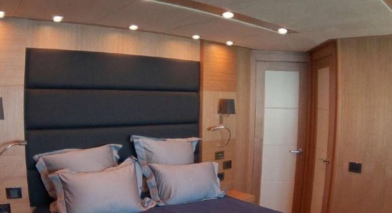 2011-113-3-sunseeker-predator-115