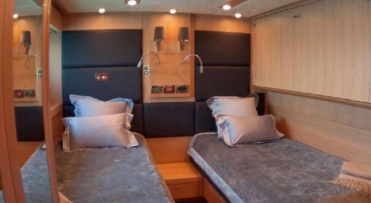 2011-113-3-sunseeker-predator-115