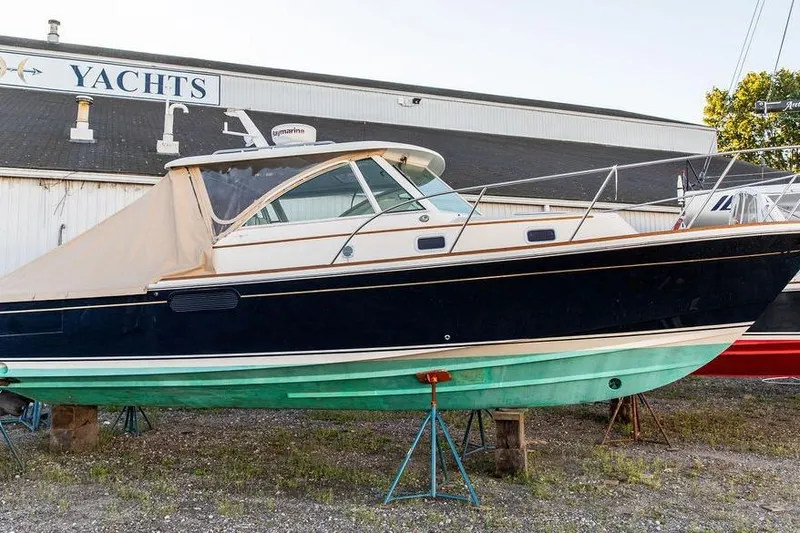 Merocha Yacht Photos Pics 2008 Hunt Yachts Surfhunter 29 boat on stands outside a yacht building.