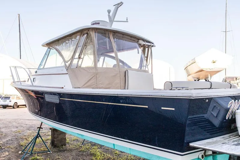 Merocha Yacht Photos Pics 2008 Hunt Yachts Surfhunter 29 boat on stands, featuring a sleek navy hull.