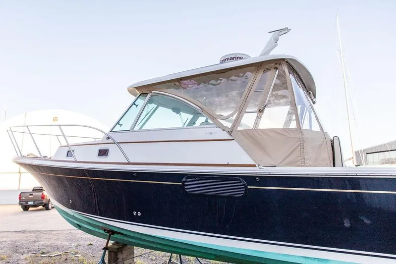 Merocha Yacht Photos Pics 2008 Hunt Yachts Surfhunter 29 with enclosed cabin, docked on land.