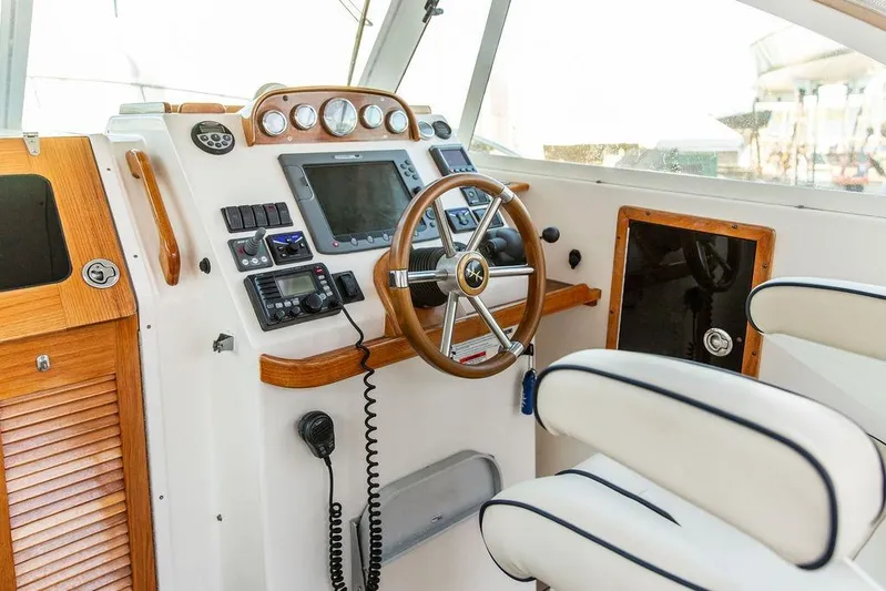 Merocha Yacht Photos Pics 2008 Hunt Yachts Surfhunter 29 helm with wooden accents and modern navigation equipment.