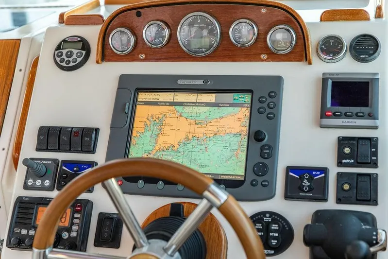 Merocha Yacht Photos Pics 2008 Hunt Yachts Surfhunter 29 dashboard with navigation and control instruments.
