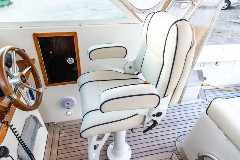 Merocha Yacht Photos Pics Luxurious helm seat and steering wheel on 2008 Hunt Yachts Surfhunter 29.