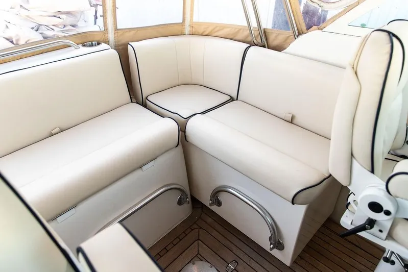 Merocha Yacht Photos Pics 2008 Hunt Yachts Surfhunter 29 interior with beige seating and wooden flooring.