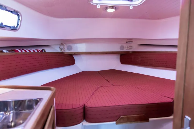 Merocha Yacht Photos Pics 2008 Hunt Yachts Surfhunter 29 cabin with red cushions and compact sink.