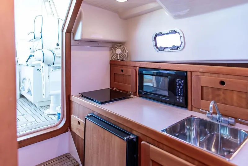 Merocha Yacht Photos Pics 2008 Hunt Yachts Surfhunter 29 interior with kitchenette, microwave, and sink.