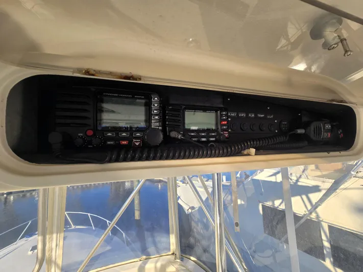 Relentless Yacht Photos Pics 2001 Ocean Yachts 43 Super Sport radio equipment on the control panel.