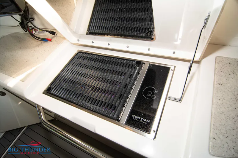  Yacht Photos Pics Built-in Kenyon grill on 2010 Sea Ray 540 Sundancer yacht deck.