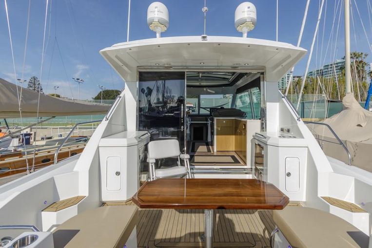 2014-48-cruisers-yachts-48-cantius