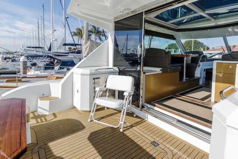 2014-48-cruisers-yachts-48-cantius