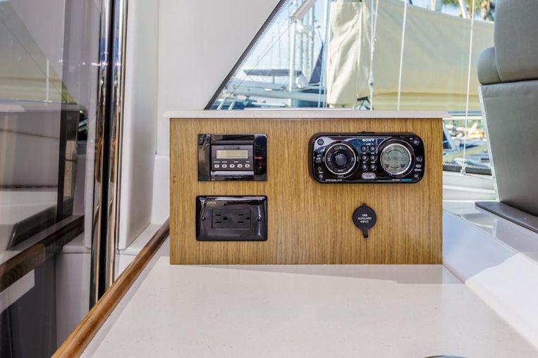 2014-48-cruisers-yachts-48-cantius