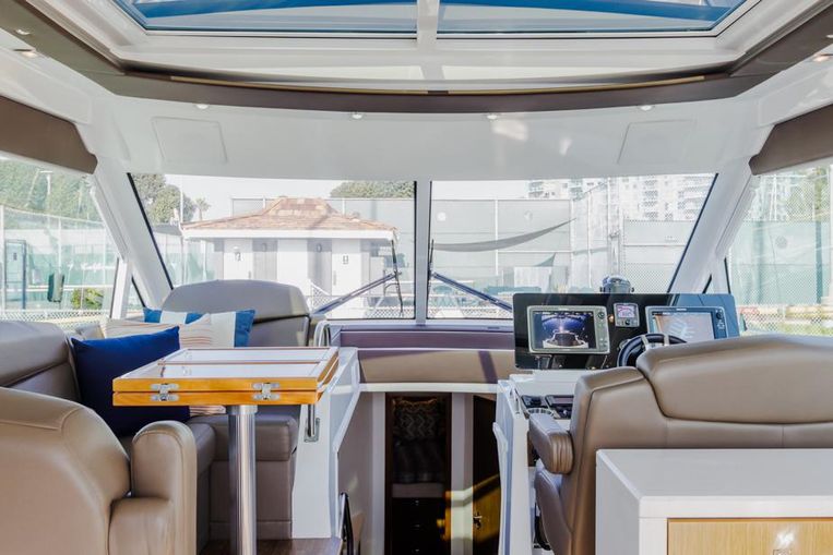 2014-48-cruisers-yachts-48-cantius