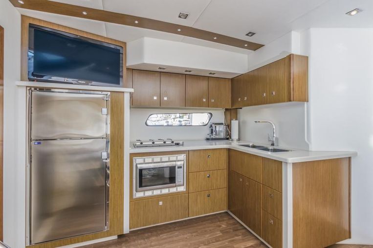 2014-48-cruisers-yachts-48-cantius