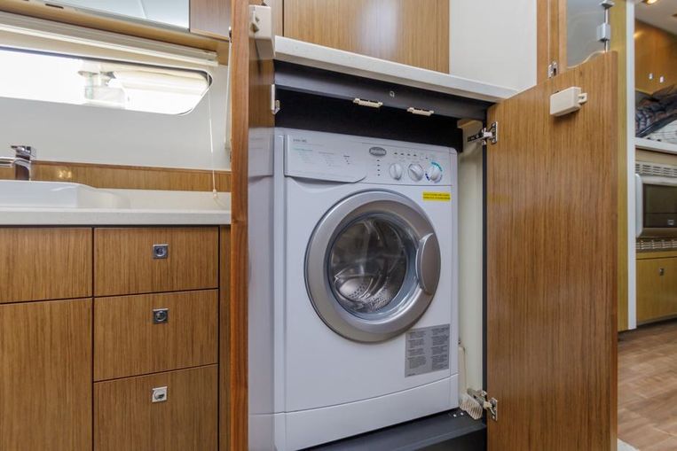 2014-48-cruisers-yachts-48-cantius