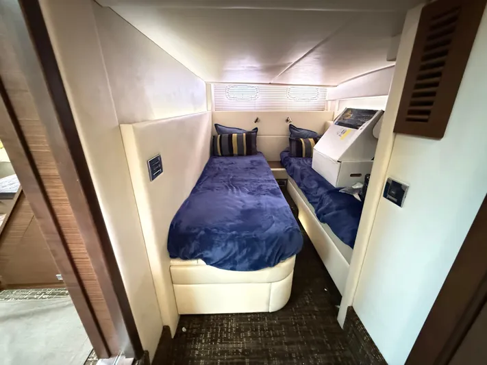 Cabby 13 Yacht Photos Pics 2013 Sea Ray 470 Sundancer cabin with twin beds and blue bedding.