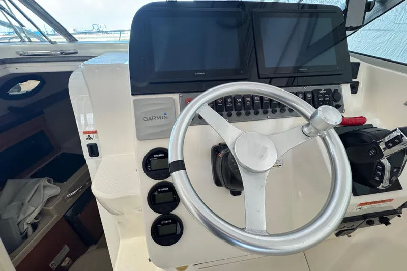  Yacht Photos Pics 2009 Wellcraft 270 Coastal O/B boat helm with Garmin displays and Yamaha controls.